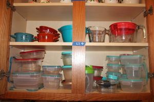 lot 62 image: Pyrex measuring cups, soup bowls and plastic storage containers