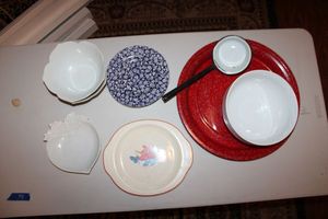 lot 74 image: Red, white , and blue dishes, platter, and bowl