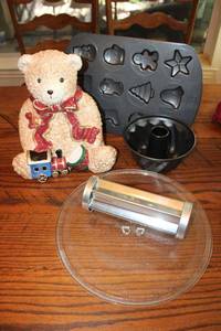 lot 81 image: Teddy Bear cookie jar, baking pans with Pampered Chef cookie mold