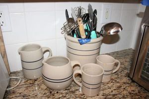 lot 54 image: Marshall Pottery set with kitchen utensils