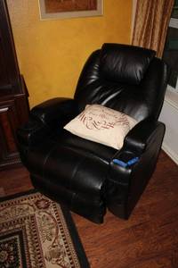 lot 26 image: Black leather lift chair - 34W x 33D x 49 H, see photos