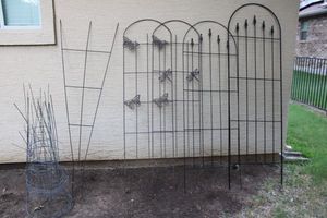 lot 180 image: Arched trellises and tomato cages