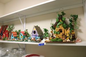 lot 39 image: Handmade birdhouses