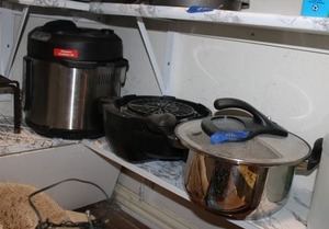 lot 46 image: Pressure cookers and grill