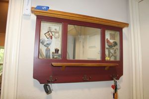 lot 49 image: Rooster shadow box with key hooks