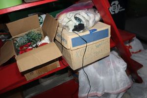lot 314 image: Christmas decorations