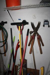 lot 276 image: Gardening tools, see photos