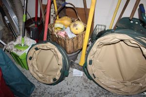 lot 281 image: Collapsible leaf bags, basket of gourdes