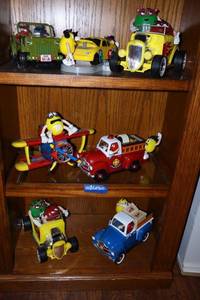 lot 305 image: M&M dispensers