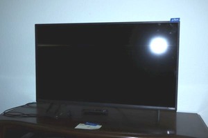 lot 256 image: Vizio 40 TV with remote. Model D40f-J09