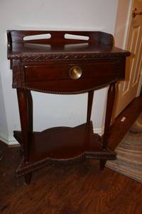 lot 16 image: Vintage side table with decorative trim and bowtie shaped base shelf - 21-34 W x 14D x 32-14