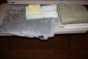 lot 118 image: Bath rug and towels