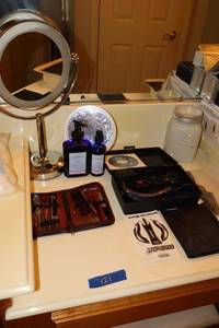 lot 121 image: Wahl Comb out trimmer, ceramic light, travel kit with leather case and magnifying mirrors
