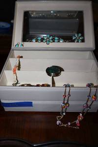 lot 126 image: Jewelry and jewelry box with Mexico sterling silver set as shown