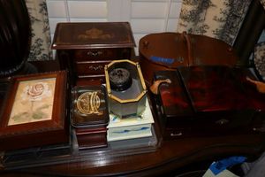 lot 124 image: Jewelry boxes and small storage boxes