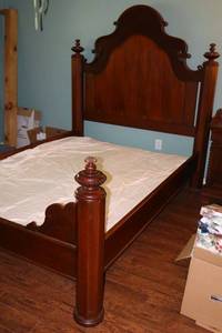 lot 5 image: Lexington Vestiges FullQueen size poster wood bed frame 63W x 91L x 73H