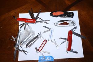 lot 221 image: Pocket knives