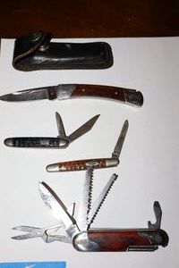 lot 220 image: Pocket knives
