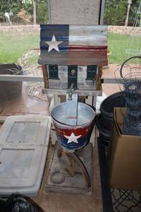 lot 153 image: Texas style standing birdhouse in water well form