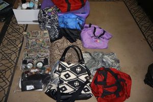 lot 146 image: Shopping bags, duffle bags, and purses