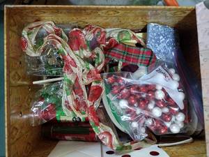 lot 294 image: Gift wrapping supplies and teddy bears, see photos