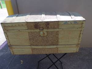 lot 9 image: Small Green Vintage Steamer Trunk With Removable Tray, Needs Interior Repair, No Key, About 32x16x17
