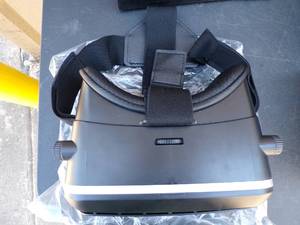lot 47 image: 3 VR Shinecon Virtual Reality Glasses, Works With 3.5-6.0 inch Smart Phones, New in Box, 3 x Money