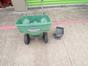 lot 134 image: Scotts Deluxe Edge Guard, Broadcast Spreader AND Vigaro Hand Held Spreader, Used