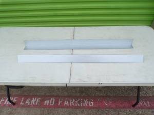 lot 135 image: 30 Pieces of Galvanized Metal Roof FlashingEdges, About 2 12 x 2 12 x40