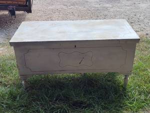 lot 118 image: Mountain-Maid red cedar chests