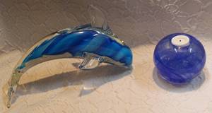 lot 27 image: VINTAGE STUDIO ART GLASS DOLPHIN CLEAR AND BLUE COLOUR HOME DECOR ORNAMENT  Kosta Boda Sweden Art Glass Swirl Blue Moon Candle Holder Paperweight Signed