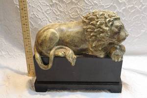 lot 42 image: lion statue see all pic has a few small spots on it