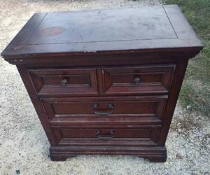 lot 92 image: small three-drawer dresser