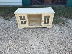 lot 119 image: shelf with sliding glass doos