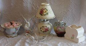 lot 85 image: lamp with raised flowers  doves and more see pics