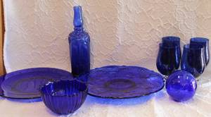 lot 87 image: mixed lot of cobalt blue dishes