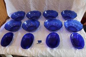 lot 89 image: mixed lot of cobalt blue dishes