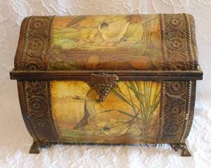 lot 125 image: small decorative chest