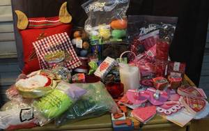 lot 301 image: Mixed Lot of Christmas items