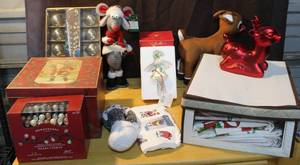 lot 304 image: Mixed Lot of Christmas items