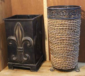 lot 130 image: SPI Fleur de Lis pot and a Traditional Basket