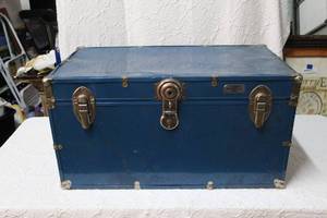 lot 172 image: Trunk with removable tray