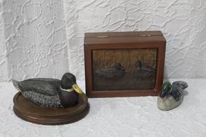 lot 181 image: Decorative duck trinket box with raised ducks and 2 decorative ducks small duck has a chip on it as seen in the 1st picture