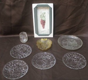 lot 204 image: Hazel Atlas Yellow Glass Grape-Shaped candy dish and 4 plates with grapes and more see pictures