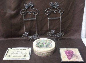 lot 205 image: Decor plates that have grapes on them and more grape things see pictures