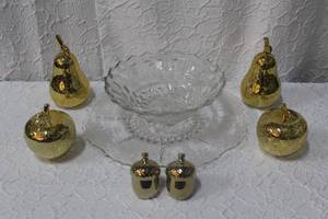 lot 210 image: Large glass bowl and serving plate with glass fruit