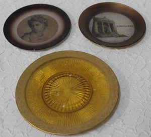 lot 221 image: Glass Cameo wall art