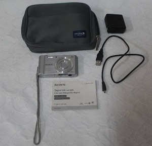 lot 235 image: Sony digital still camera 5X optical zoom with bag and charger