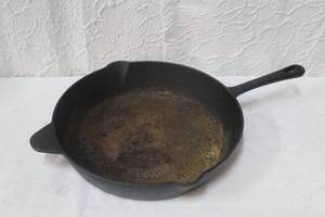 lot 281 image: Cast iron pan