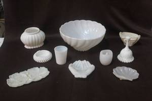 lot 300 image: Mix of milk glass and more